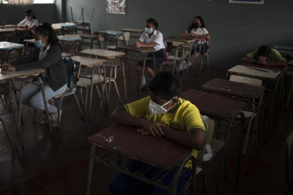 Estudiantes en un salón de clases en San Salvador, El Salvador, 7 de abril de 2021.  © AP Photo / Víctor Peña