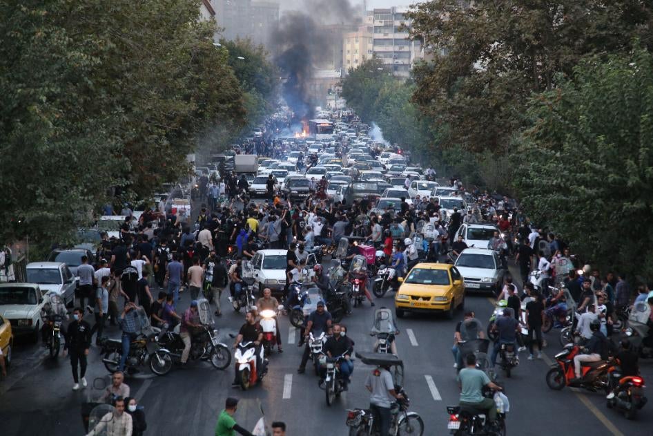 Iranische Demonstrant*innen auf den Straßen der Hauptstadt Teheran am 21. September 2022, während eines Protests für Mahsa Amini, die wenige Tage zuvor in Polizeigewahrsam gestorben war. 