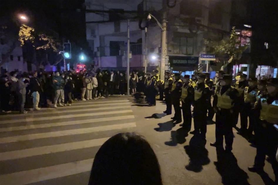 Agentes de la policía bloquean el acceso a un lugar donde se habían reunido los manifestantes en Shanghai el 27 de noviembre de 2022.