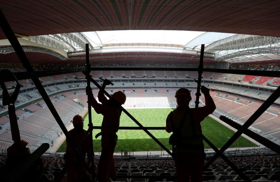 Des ouvriers  démantelaient l’échafaudage au stade Al Bayt à Al Khor, au Qatar, le 29 avril 2019. 