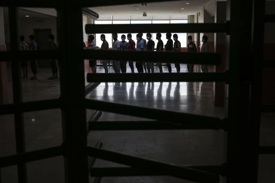 Migranten, hauptsächlich aus Afghanistan, stehen in einem Abschiebezentrum in der osttürkischen Stadt Van, nahe der iranischen Grenze, für das Mittagessen an. 22. August 2021