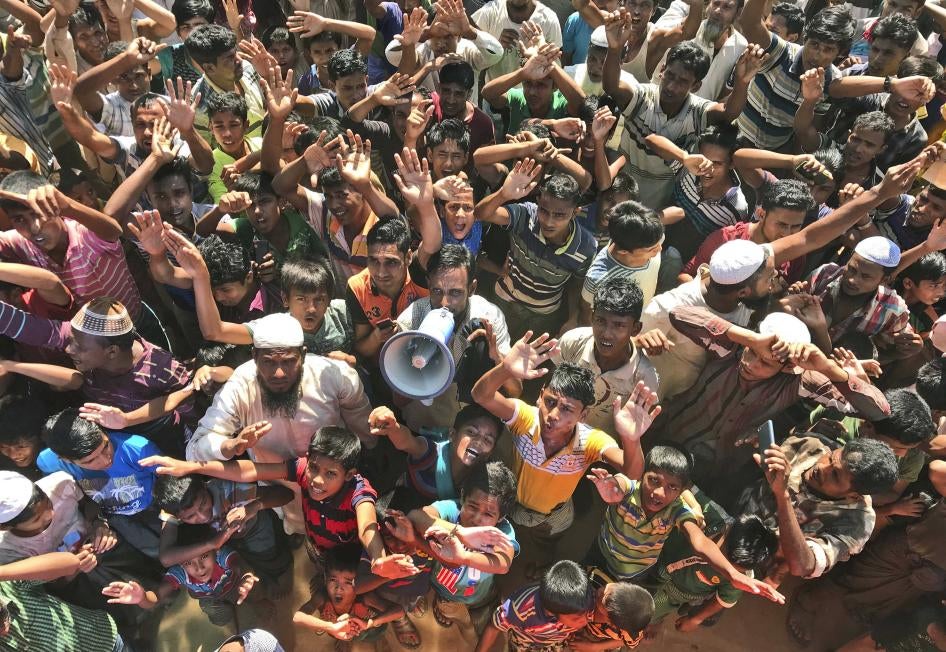 Rohingya refugees shout slogans against repatriation at Unchiprang camp near Cox's Bazar,  Bangladesh, November 15, 2018. 