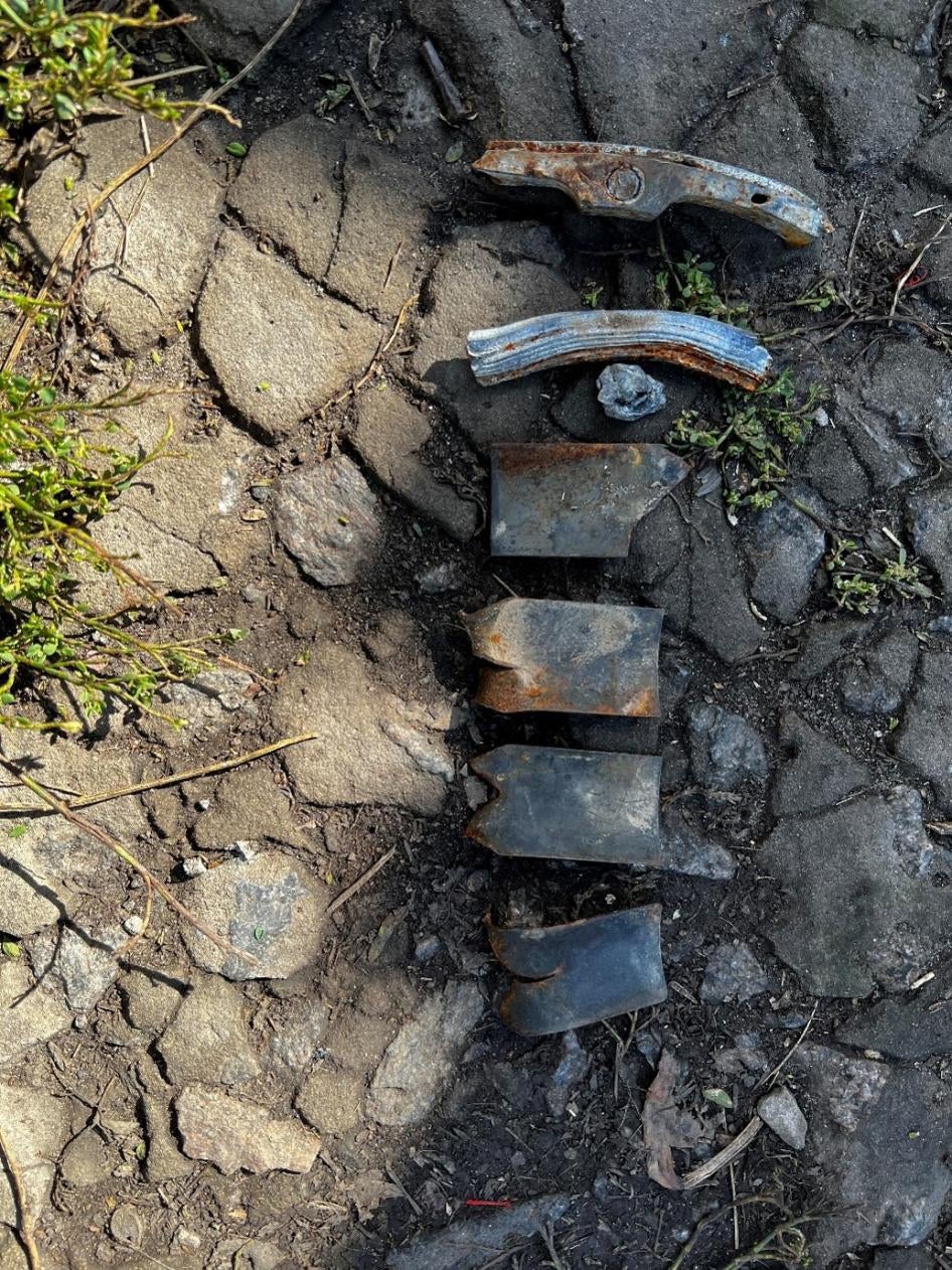 Фрагменты осколочных боевых элементов 9Н210 или 9Н235, которые местные жители нашли у себя в огороде на левом берегу реки Северский Донец в период российской оккупации в 2022 г. 