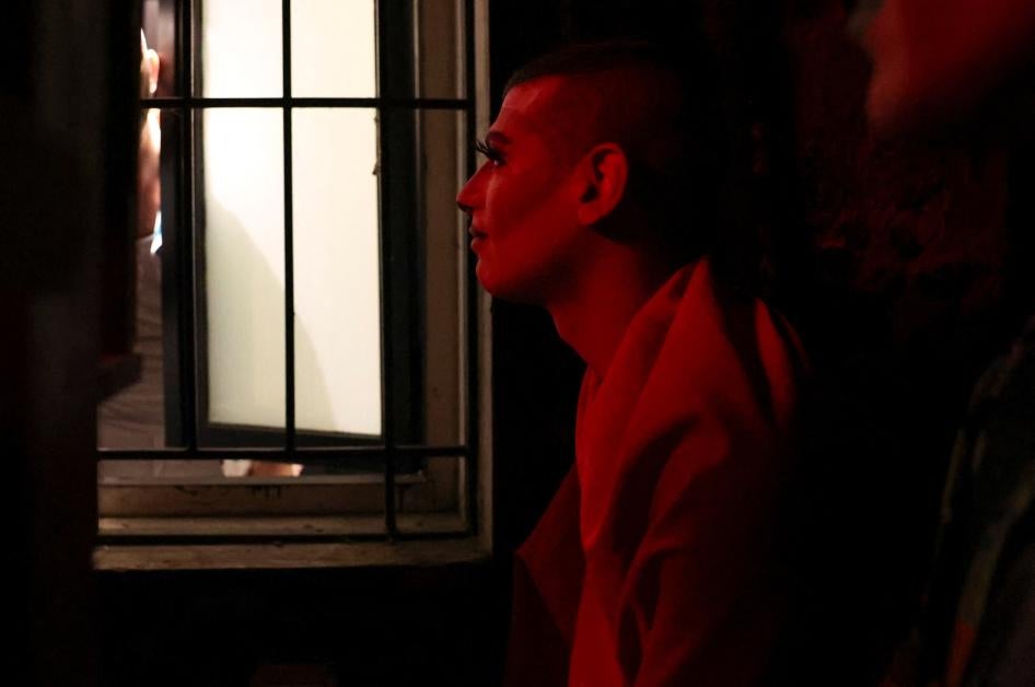 فنان الدراغ المعروف بـ "لاتيزا بومب" على تيراس حانة تعرضت لهجوم من مجموعة مسيحية محافظة تسمي نفسها "جنود الرب" في بيروت، لبنان، 23 أغسطس/آب 2023.