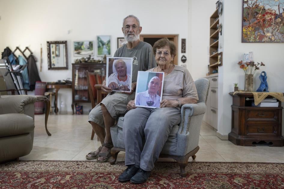 Chanan dan Edna Cohen, memegang potret saudara perempuannya, Margalit Moses (77), dan suaminya, Gadi Moses (79) di rumah keluarga mereka di Lakhish, Israel, 30 Oktober 2023. Pasangan lansia itu diculik oleh para militan pimpinan Hamas dari rumah mereka di kibbutz Nir Oz pada 7 Oktober 2023.