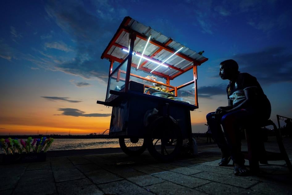 A street food vendor awaits customers at the Galle Face promenade in Colombo, Sri Lanka, April 9, 2023. 