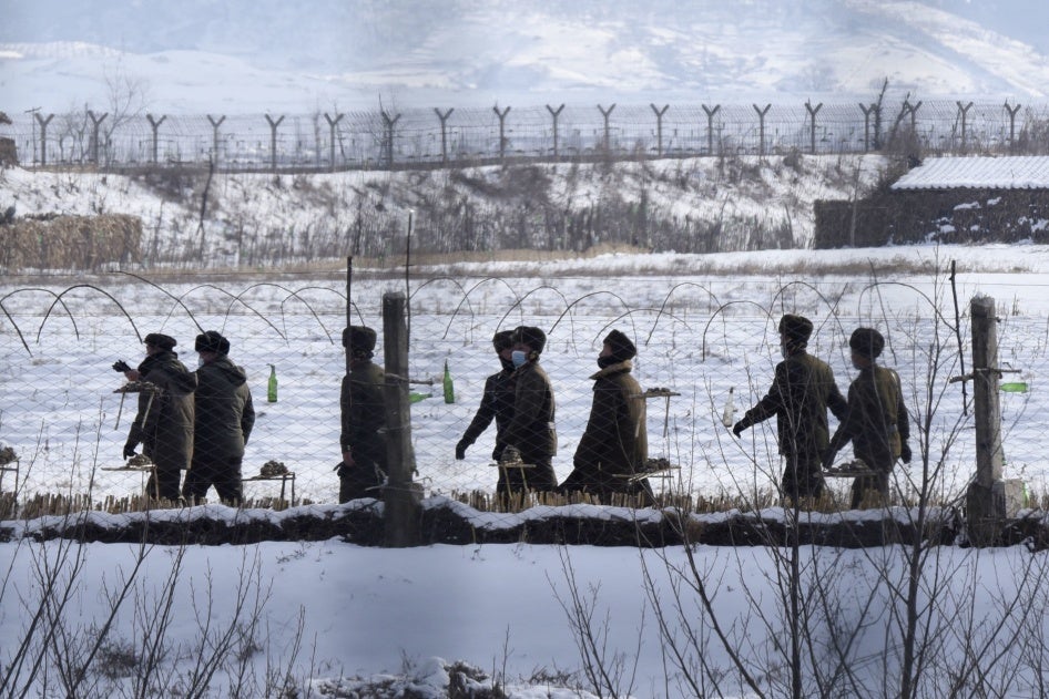 Nordkoreanische Soldaten patrouillieren an einem Flussufer entlang befestigter Zäune im Grenzbezirk Uiju in der Provinz Nord-Pyongan, 22. Dezember 2022.