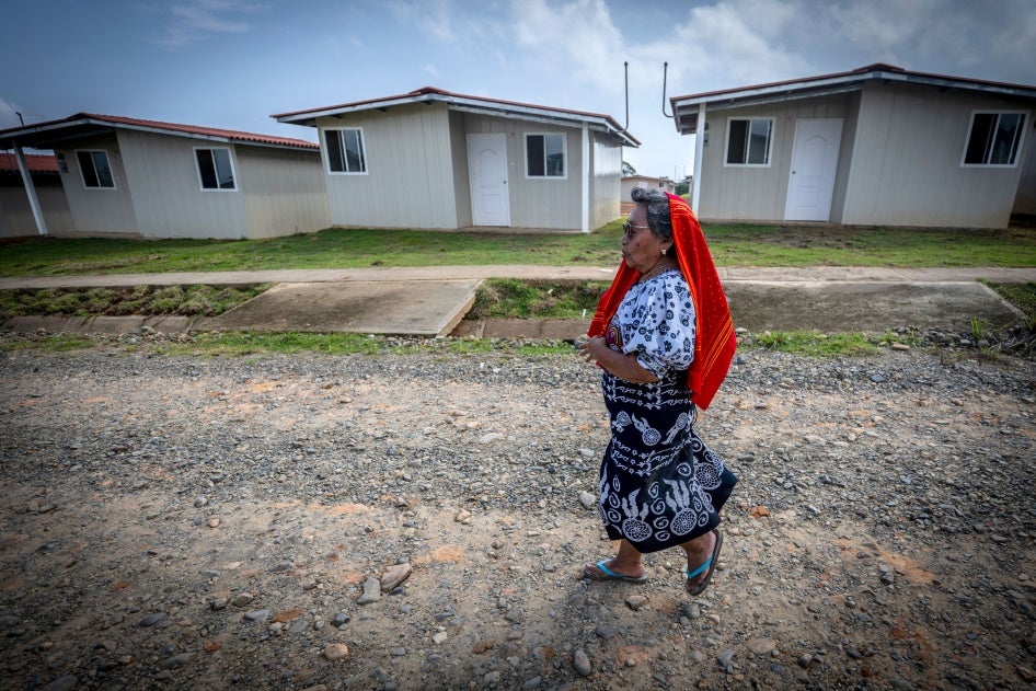 Une femme appartenant à la communauté autochtone Guna ayant dû quitter l’île de Gardi Sugdub, tout comme d’autres membres de sa communauté, marchait devant des maisons  à Isber Yala (comarque de Guna Yala), au Panama, le 30 août 2023. 