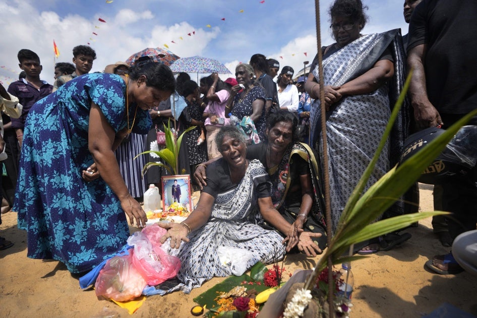 Eine tamilische Frau weint um ihre verstorbenen Familienmitglieder während einer Gedenkfeier zum Bürgerkrieg in Mullivaikkal, Sri Lanka, am 17. Mai 2024.