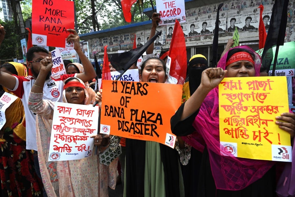 Des ouvrières du textile bangladaises, membres du syndicat IndustriALL Bangladesh Council (IBC), manifestaient en faveur de conditions de travail plus sûres à Dhaka, le 24 avril 2024, à l'occasion du 11ème anniversaire de l'effondrement du bâtiment du Rana Plaza (24 avril 2013).