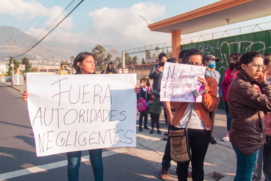 Des manifestantes tenaient des pancartes dénonçant la négligence des autorités dans des affaires d’abus sexuels subis par des élèves, lors d’un rassemblement tenu devant une école à Quito, en Équateur, en novembre 2022. 