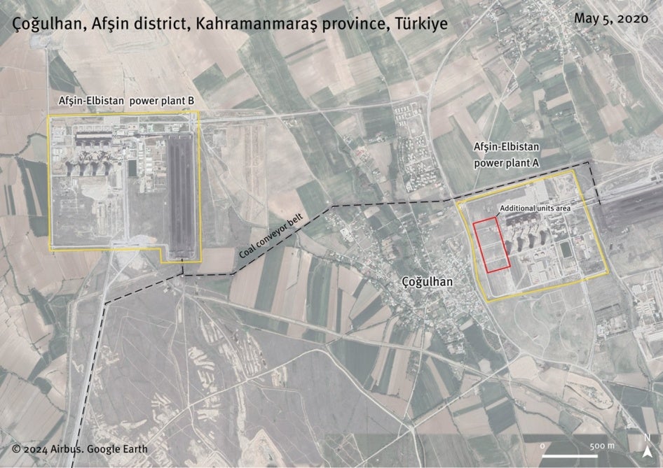 Image satellite montrant l’emplacement du village de Çoğulhan, situé entre les deux centrales à charbon A (à droite) et B (à gauche) d'Afşin-Elbistan, dans la province de Kahramanmaraş, dans le sud-est de la Turquie.