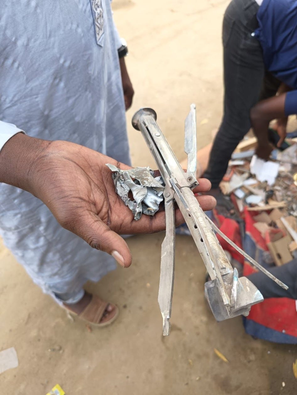 Les restes d'un projectile tombé sur une maison dans le district de Ridina à N'Djamena le 9 mai 2024 après l'annonce des résultats provisoires de l'élection présidentielle au Tchad.