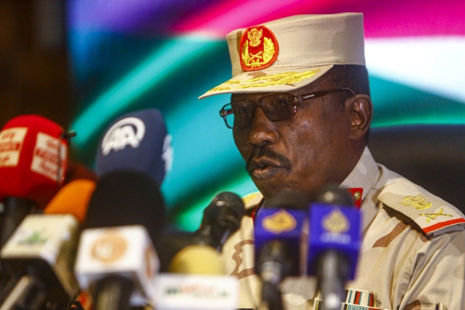 SGeneralmajor Osman Mohamed Hamid, Leiter der Einsatzabteilung der Rapid Support Forces (RSF) im Sudan, hält am 28. November 2021 eine Pressekonferenz in Khartum, Sudan, ab. 