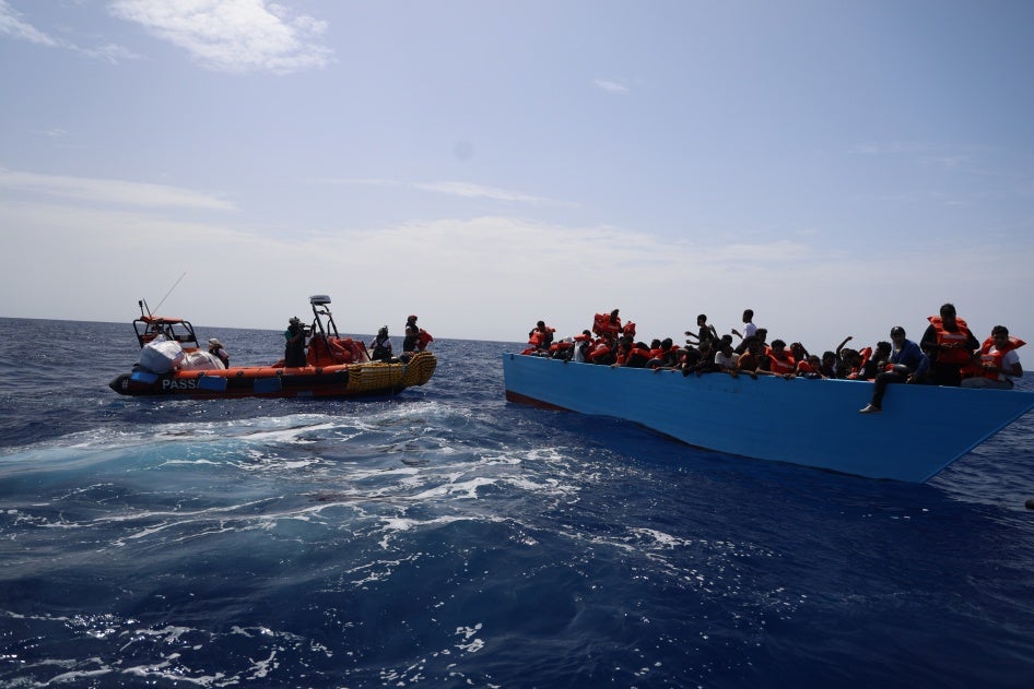 Un canot transportant une équipe de Médecins Sans Frontières s’approchait d’un bateau surchargé afin de secourir des migrants, lors d’une opération de sauvetage menée en mer Méditerranée, le 19 septembre 2024.