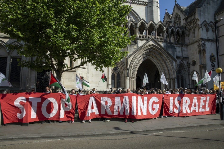 Bei einer Demonstration vor dem Royal Courts of Justice in London, Großbritannien, halten Aktivist*innen am 13. Mai 2025 ein Transparent hoch.