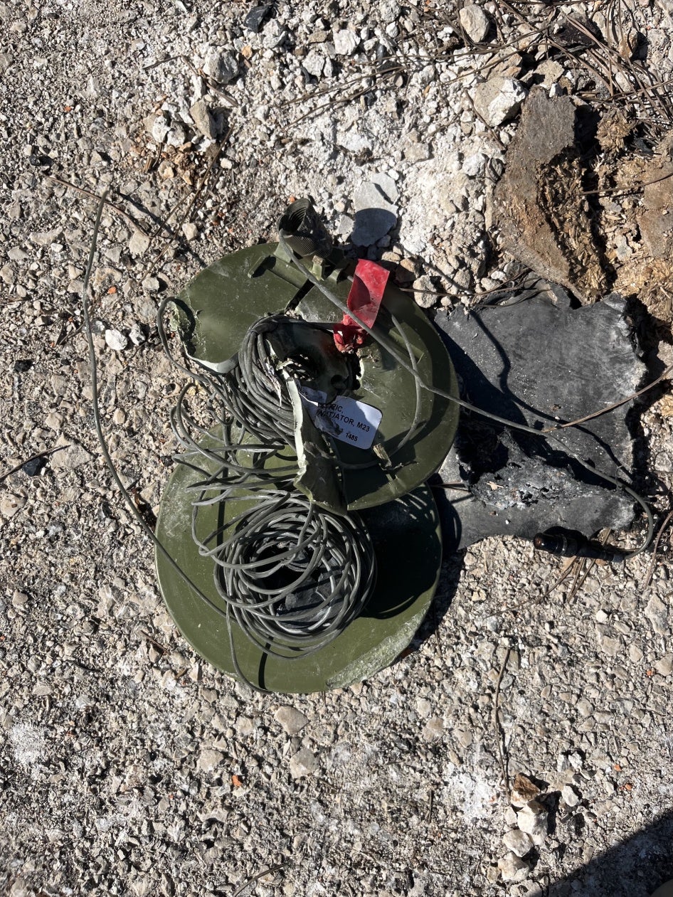 أنبوب صدمة يُستخدم عادة في عمليات الهدم الموجهة عُثر عليه في ثانوية عيتا الشعب الرسمية، لبنان في 30 يناير/كانون الثاني 2025. 