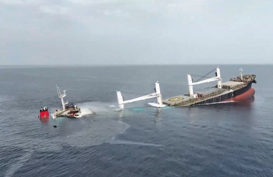 سفينة "إيترنتي سي" تغرق بعد أن أصابها صاروخ أطلقه الحوثيون في 8 يوليو/تموز 2025، في البحر الأحمر. ©2025 المركز الإعلامي للحوثيين/غيتي إيمدجز