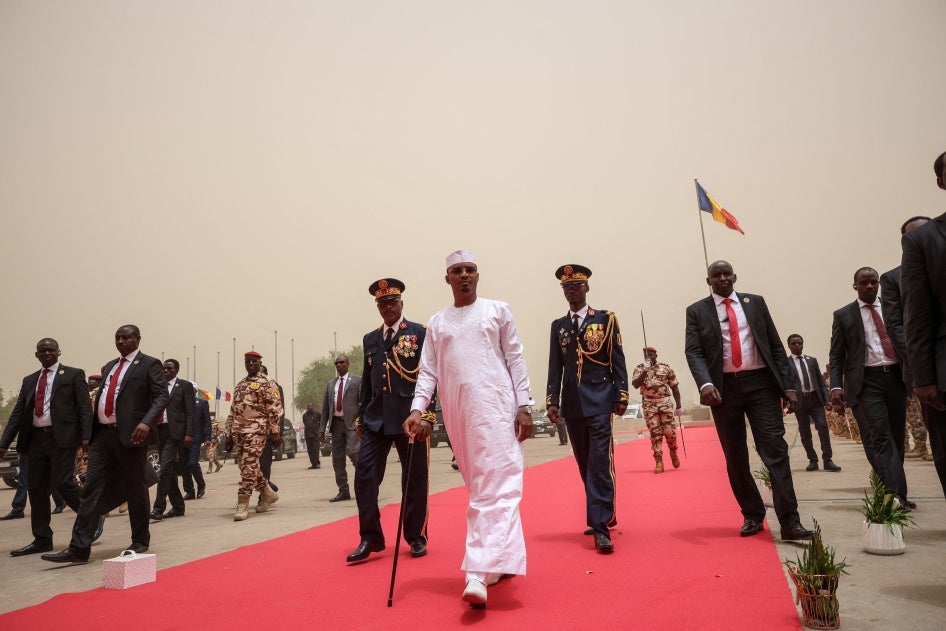 Le président tchadien Mahamat Idriss Déby (au centre) arrive à son inauguration au Palais des Arts et de la Culture à N'Djamena, le 23 mai 2024.
