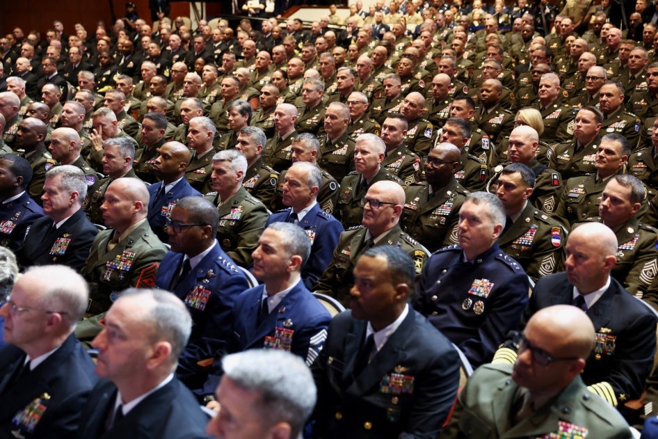 Des officiers des forces armées des Etats-Unis, basés dans divers pays du monde et convoqués à une réunion organisée par le Secrétaire américain à la Défense, Pete Hegseth, écoutaient un discours du président Trump à la base de Quantico, en Virginie, le 30 septembre 2025. 