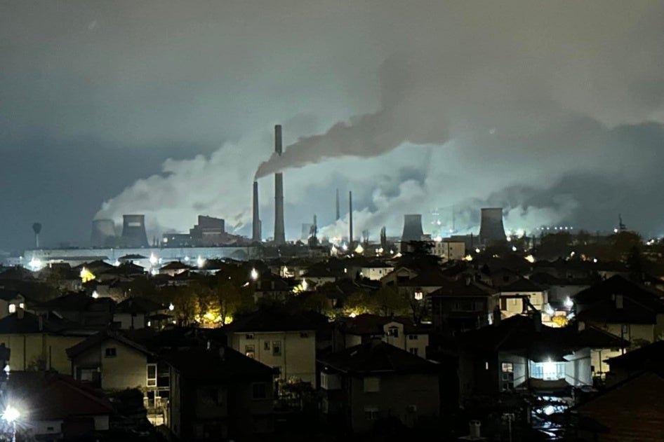 Des nuages épais émanant de la centrale thermique à charbon Maritsa 3 flottaient au-dessus de Dimitrovgrad, en Bulgarie, dans la soirée du 12 novembre 2024, contribuant au taux élevé de pollution atmosphérique dans cette ville.