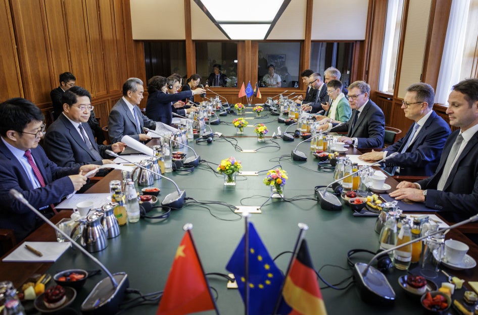 Der deutsche Außenminister Johann Wadephul ( Dritter von rechts) trifft sich mit dem chinesischen Außenminister Wang Yi im Rahmen eines strategischen Dialogs im Auswärtigen Amt in Berlin am 3. Juli 2025.