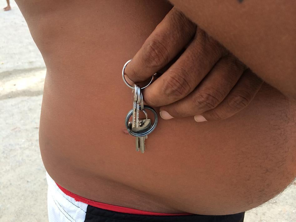 Chaveiro do Pavilhão 7 do Presídio Juiz Antônio Luiz L. de Barros (PJALLB), em Recife. O chaveiro é um preso escolhido pelas autoridades prisionais para manter o controle dentro de pavilhões da prisão. 