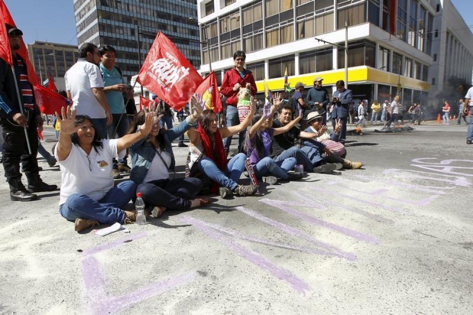 Manifestantes participan en una protesta en Quito el 3 de diciembre de 2015 durante el segundo debate de las enmiendas constitucionales en la Asamblea Nacional.