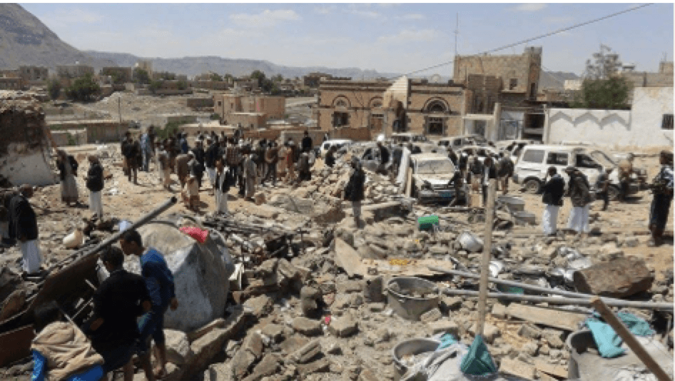 ساحة أمام منزل جمال السنباني في قرية سنبان في ذمار باليمن، في صباح اليوم التالي لتدمير المنزل بغارة جوية في 7 أكتوبر/تشرين الأول 2015، أسفرت عن مقتل 43 شخصا في حفل زفاف، بما في ذلك واحدة من العرائس.