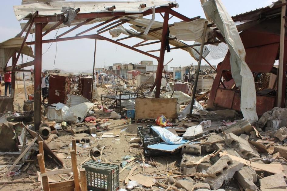 السوق المسقوف في مستباء حيث كان بائعو القات، (نبات يمضغه اليمينيون على نطاق واسع وهو منبه خفيف) والخضروات والبضائع المنزلية التي دمرتها الغارة الجوية في 15 مارس/آذار. 