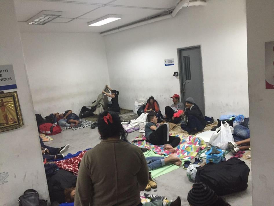 Cubanos detenidos en el calabozo de la unidad judicial de delitos flagrantes de Quito, esperando a ser deportados o liberados luego de audiencias de deportación, 9 de julio de 2016.