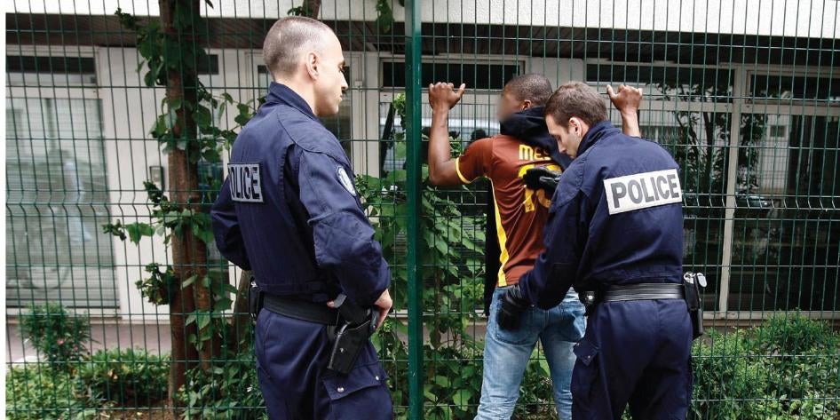 Policiers effectuent un contrôle d’identité etpalpation d’un jeune à Paris, France. 06.06.2011 © 2011 Ludovic/Rea/Redux