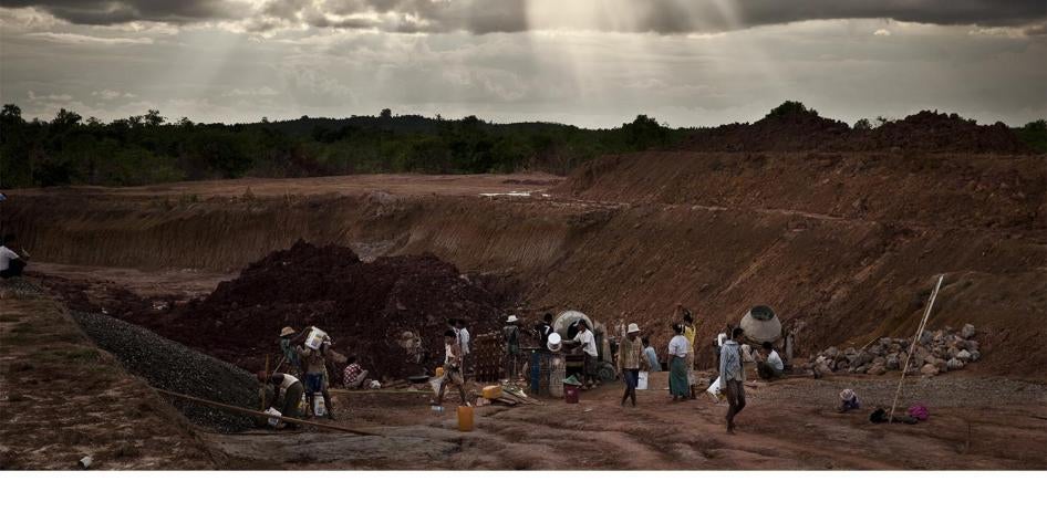 Construction d’un bassin près d’un nouveau barrage d'irrigation érigé par le gouvernement dans l'État Karen, en Birmanie. Dans le cadre de ce projet, les autorités ont saisi et inondé les des terres appartenant à plusieurs villageois, sans toutefois les i