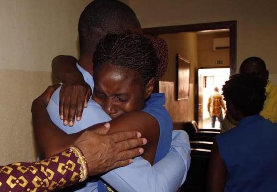 A ativista Rosa Conde abraça os visitantes na cadeia de Viana, Abril 2016.