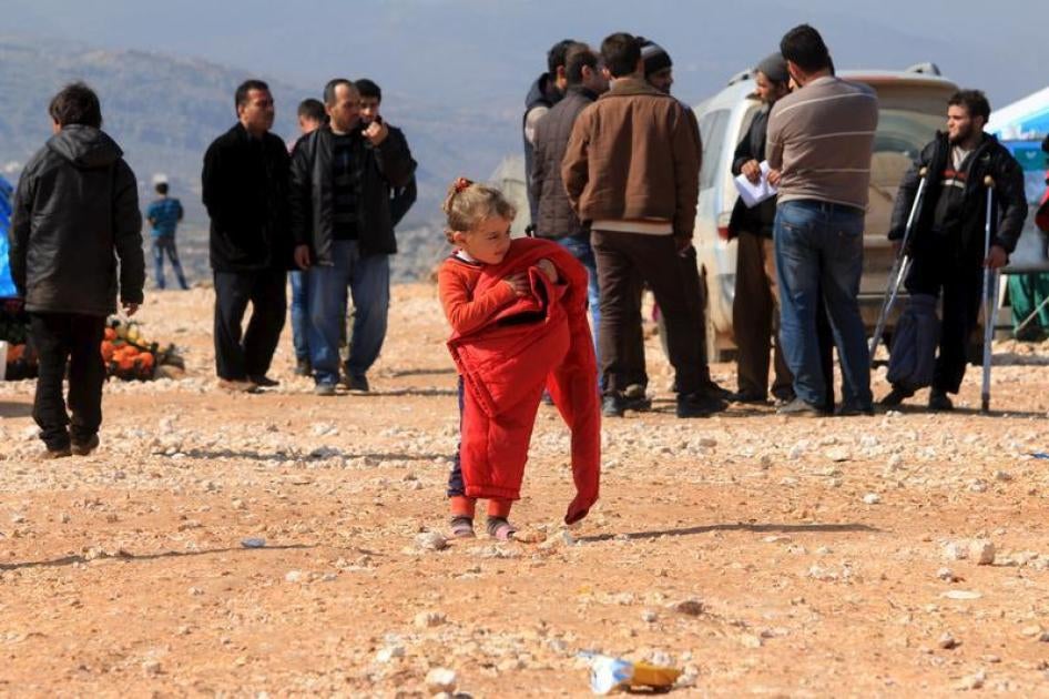Uma menina síria, deslocada interna que fugiu de Aleppo, em uma jaqueta vermelha, na aldeia de Batabo, Síria. 14 de fevereiro de 2016.