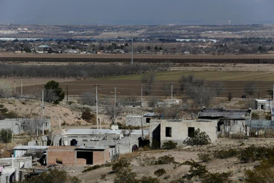 A general view shows part of the Loma Blanca neighborhood as a section of the border fence marking the boundarie with El Paso, U.S. is seen on the background, in Ciudad Juarez, Mexico January 18, 2017. 
