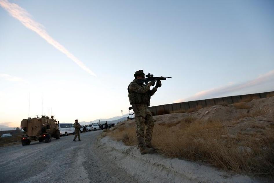 A British soldier looks through the scope of a machine gun to observe an area in Kabul, Afghanistan November 26, 2016.