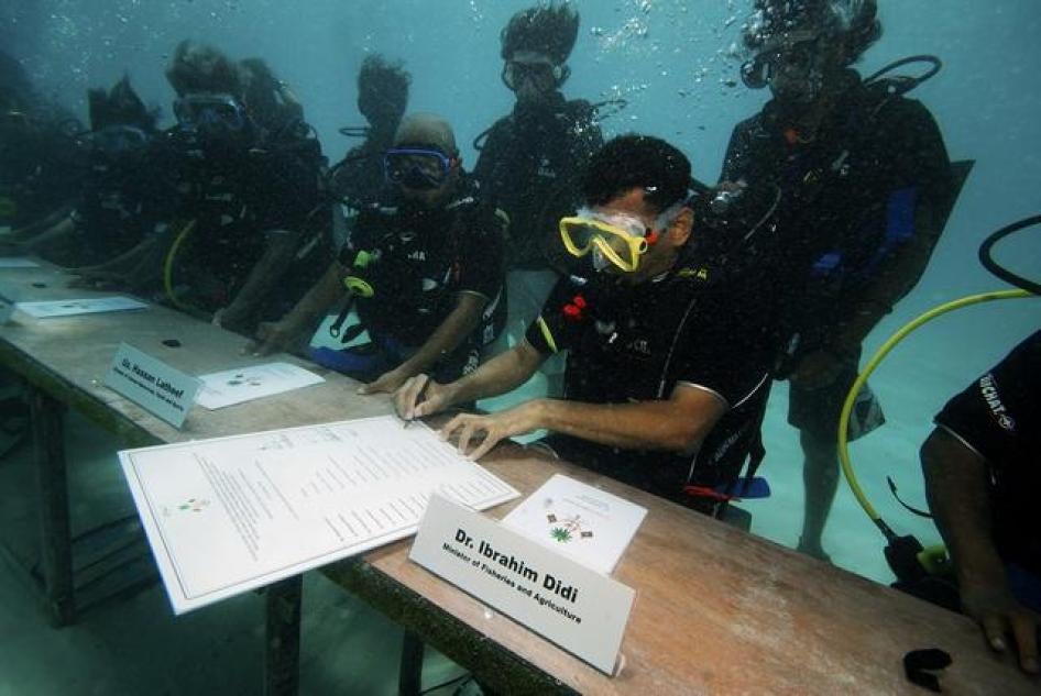 Maldivian Minister of Fisheries and Agriculture Ibrahim Didi signs a declaration calling on countries to cut down carbon dioxide emissions ahead of a major UN climate change conference in the Maldives, October 17, 2009. The Maldivian president and ministe