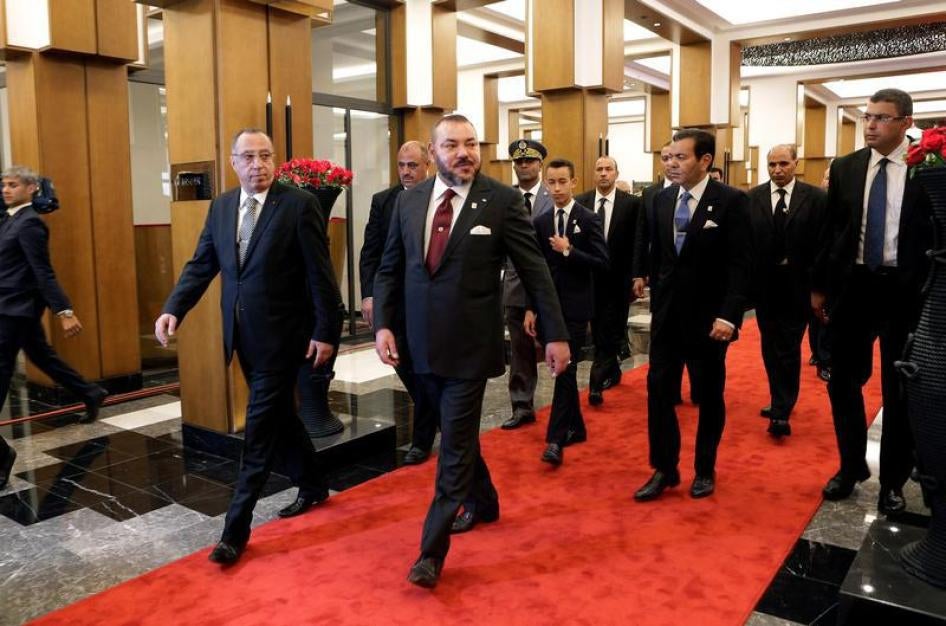 ملك المغرب محمد السادس (الثاني من اليسار، هنا في مراكش في نوفمبر/تشرين الثاني 2016) أثنى على قوات الأمن لتعاملها مع الاحتجاجات في منطقة الريف، رغم التقارير عن الانتهاكات من طرف الشرطة.   