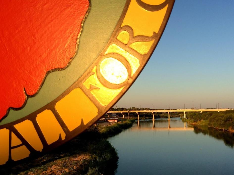 201712usp_TheDeported_BridgeOvertheRioGrande