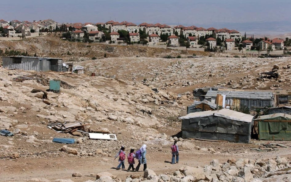 Anak-anak sekolah Bedouin Palestina berjalan menuju tenda mereka pada tanggal 15 September 2010 di kamp Bedouin di luar pemukiman Tepi Barat Israel Ma'ale Adumin. Israel tidak mengakui klaim properti orang Bedouin dan telah menghancurkan rumah dan sekolah