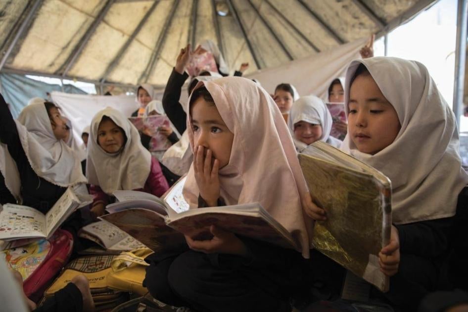 201801asia_indonesia_metooIND Anak-anak perempuan duduk di sebuah tangga di dalam gedung sekolah untuk belajar. Kelebihan kapasitas — diperparah dengan permintaan untuk memisahkan jenis kelamin — ini berarti sekolah harus membagi jam pelajaran mereka menj
