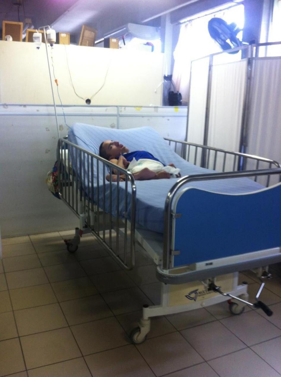 Um homem com deficiência em uma instituição na Bahia vestido apenas da cintura para baixo, com fraldas. Funcionários em algumas instituições no Brasil não vestem por completo adultos com deficiência, desrespeitando sua dignidade.