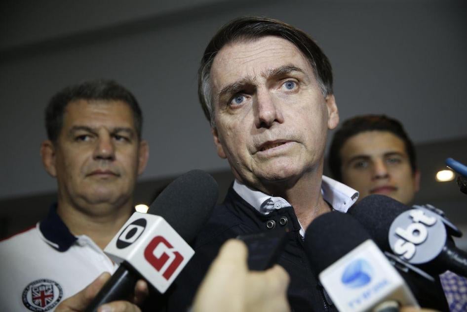 Jaera Bolsonaro with journalists