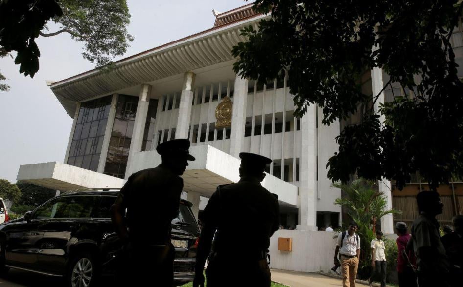 Sri Lankan police officers stand guard outside the supreme court complex in Colombo, Sri Lanka.  © 2018 Eranga Jayawardena/AP Photo