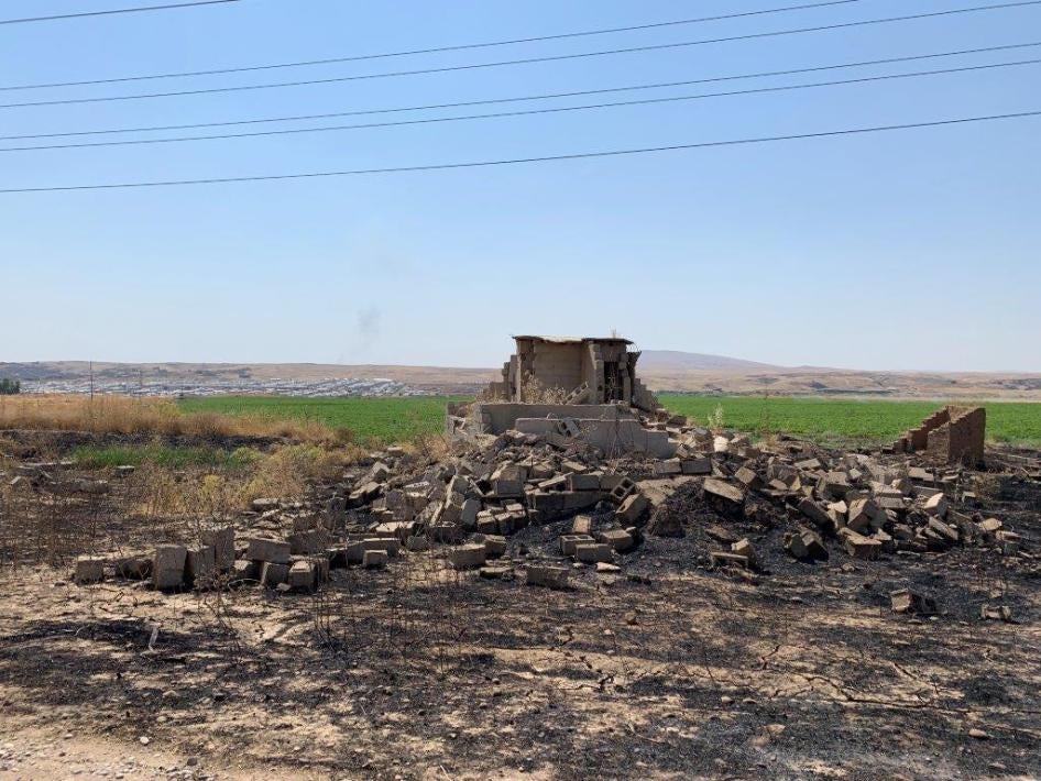 A destroyed home near Ashqala al-Sagheer village in Hamdaniya, July 2019. Hasansham camp is in the background.  © 2019 Belkis Wille/Human Rights Watch