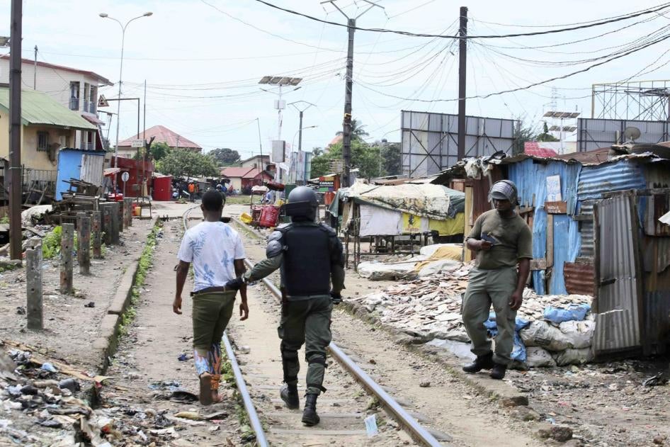 Police arrest a protester in Conakry, Guinea, on October 14, 2019. At least 9 people have been killed and dozens arrested during protests that  began on October 14 against a proposed new constitution and a possible third term for President Alpha Condé. © 