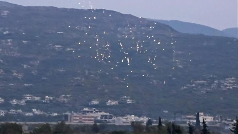 Une pluie de roquettes incendiaires s'abat sur des terres agricoles près d'une ville à l'ouest d'Idlib, Syrie, 30 juillet 2018.