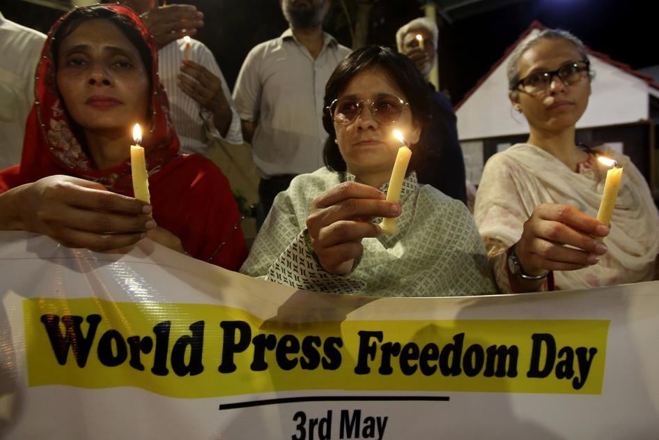 Pakistani journalists attend a candlelight vigil to observe World Press Freedom Day on May 3, 2019, in Karachi, Pakistan. © 2019 AP Photo/Fareed Khan