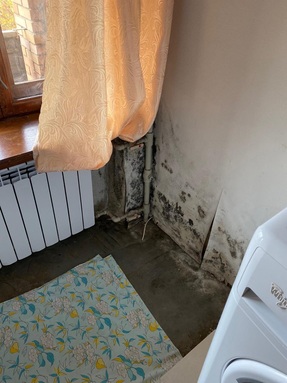 Общая прачечная рядом с душевой в санатории «Святые Горы», октябрь 2019 г. В корпусе один душ на 190 человек. В душевой не топят, и, как нам говорили, там почти весь год очень холодно.